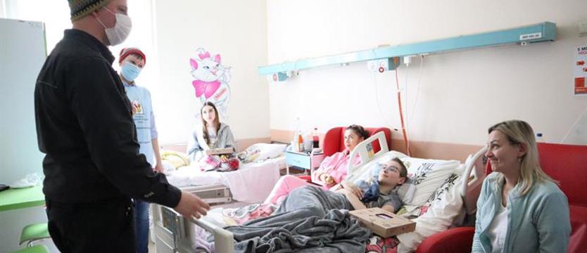 Czapki od serca. Dla małego pacjenta i rodzica