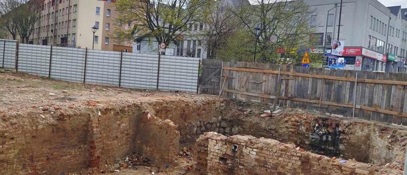 Zbadają teren po starych kamienicach. Będą kopać trzy miesiące