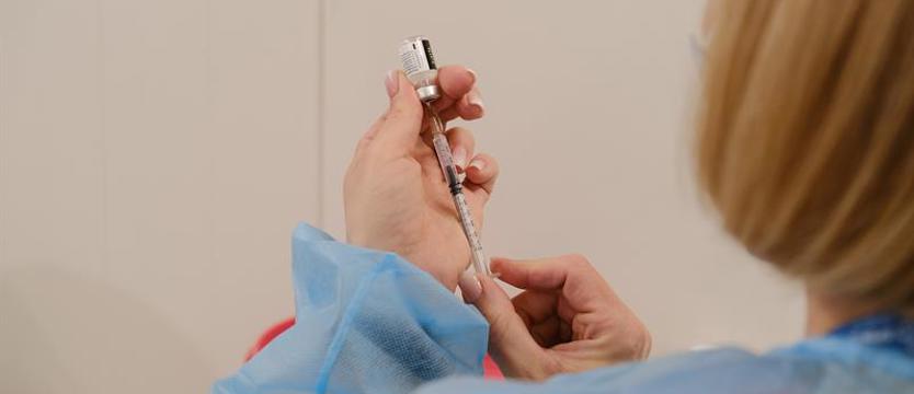 Szczepionki o 90 proc. zmniejszają ryzyko hospitalizacji i śmierci osób powyżej 50.