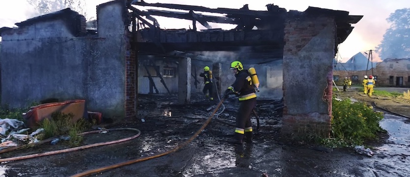 Pożar w Lisowie pod Stargardem. Płonęły budynki po dawnej fermie