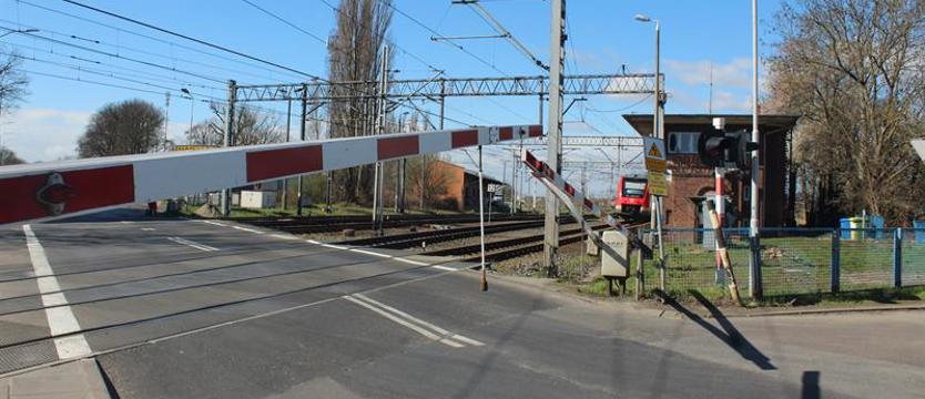 Kolejarze apelują o bezpieczeństwo na przejazdach w drodze na majówkę