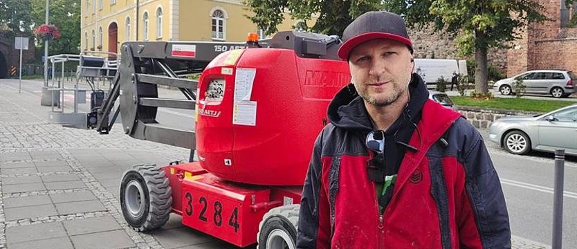 Biko już na podnośniku. Kobieta w kwiatach na ścianie w Stargardzie