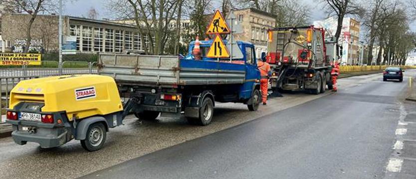 Na Pomorzanach łatają dziury