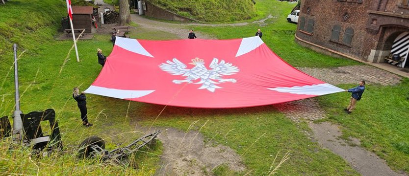 Chorągiew Wojska Polskiego po raz pierwszy na Latarni Morskiej w Świnoujściu