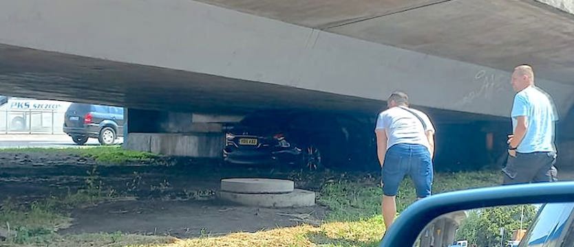 Kolizja dwóch samochodów. Auto wciśnięte pod Trasą Zamkową 