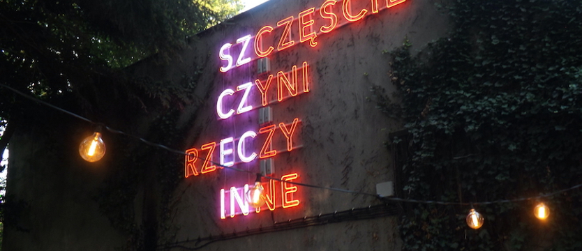 Artystyczny neon w Ogrodach Śródmieście