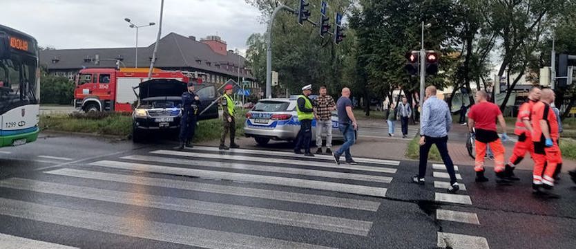Zderzenie z udziałem policyjnego samochodu. Wyglądało bardzo groźnie