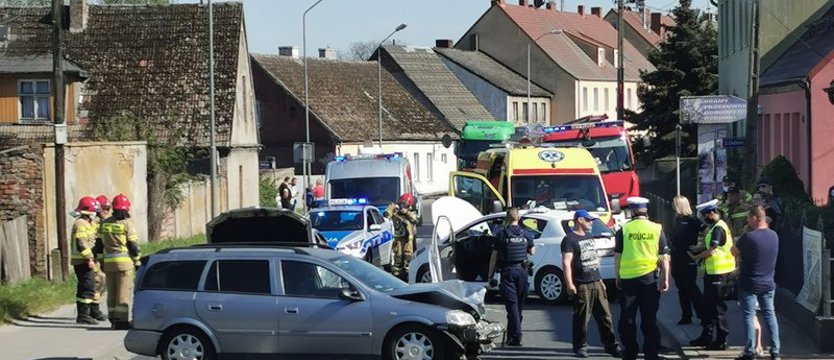 W Policach samochód stoczył się z lawety i zderzył z drugim autem