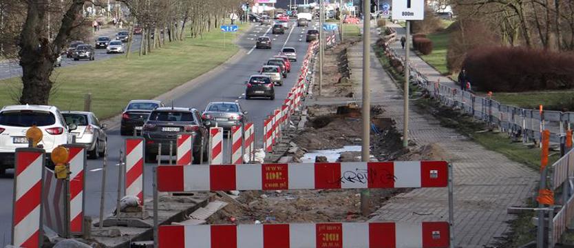 Drogowy zastój w ul. Mieszka I. Rozkopane pobocze i co dalej?