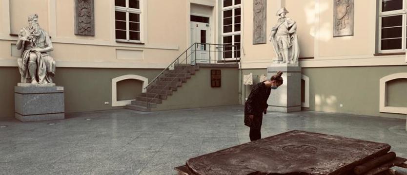 Obejrzyj zabytkową płytę nagrobną! Na dziedzińcu muzealnym nie będzie zbyt długo