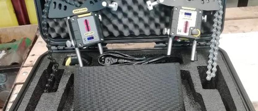 Przyszli mechanicy okrętowi robią laserowe pomiary