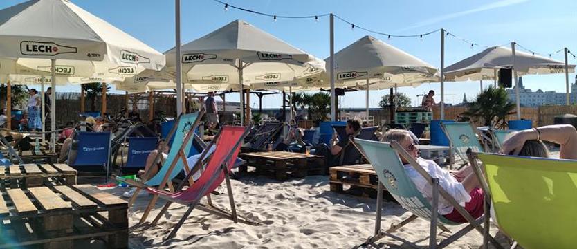 Miejska plaża z widokiem