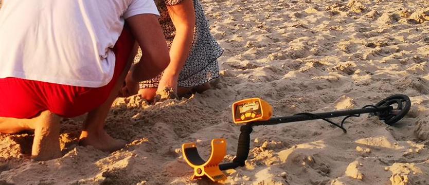 Plażowi saperzy przed zachodem słońca