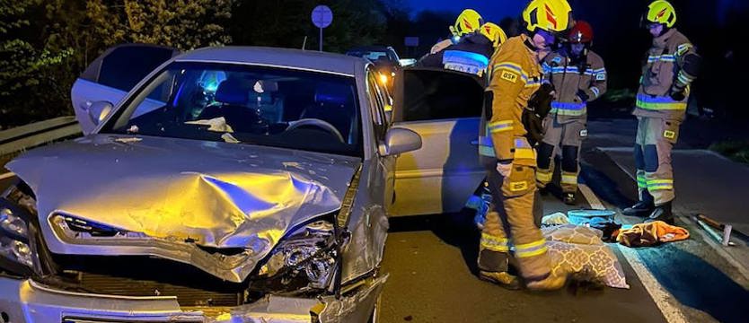 Pijany kierowca opla czołowo zderzył się z peugeotem