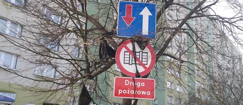 Folia trzepocze na wietrze. Spółdzielnia szykuje zmianę organizacji ruchu