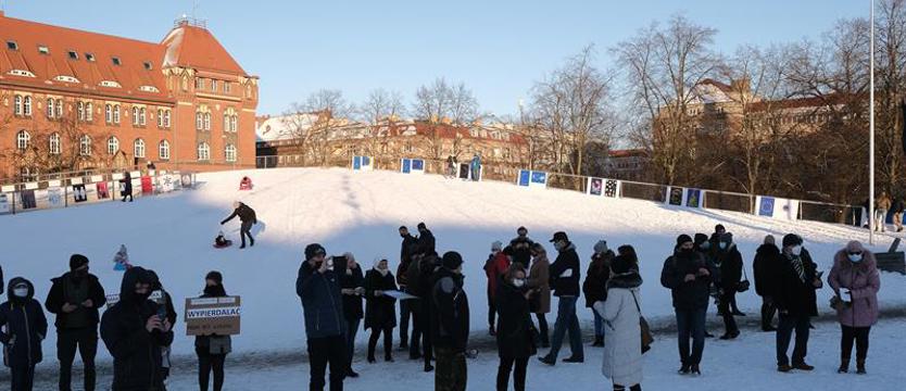 W imię demokracji - wiec na placu Solidarności