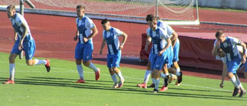 Piłka nożna. Kotwica wygrywa derby i goni lidera