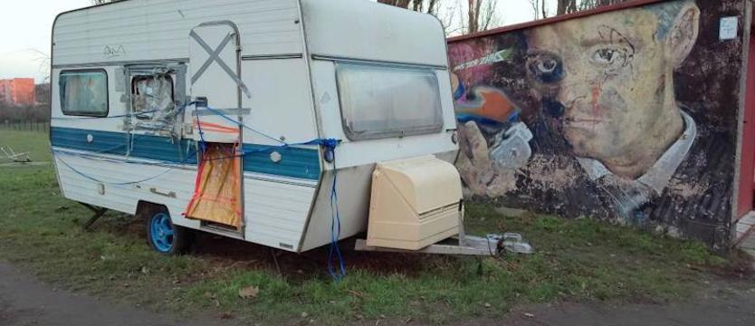Zabierają miejsce, stwarzają zagrożenie. Porzucone pojazdy plagą osiedli