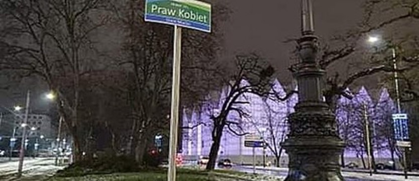 W cieniu Bramy Królewskiej. Skwer (teraz) Praw Kobiet