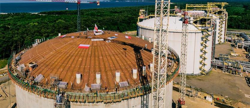 Trwa rozbudowa terminalu LNG w Świnoujściu. Trzeci zbiornik już z dachem