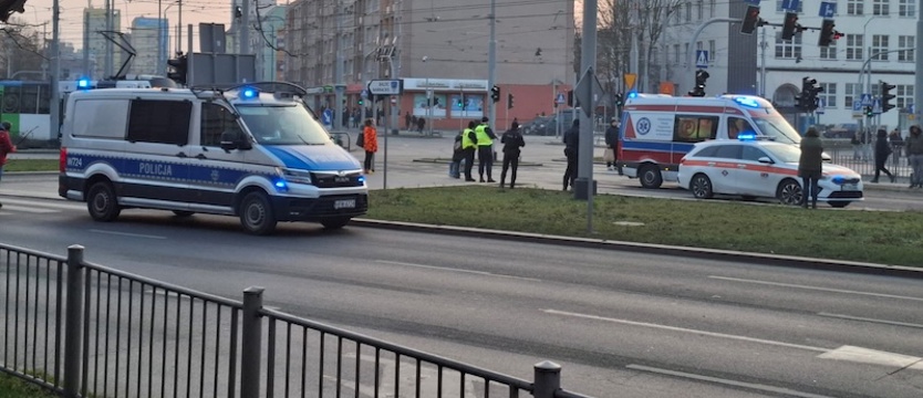 Wypadek na pl. Rodła. Pasażer otarł się o autobus