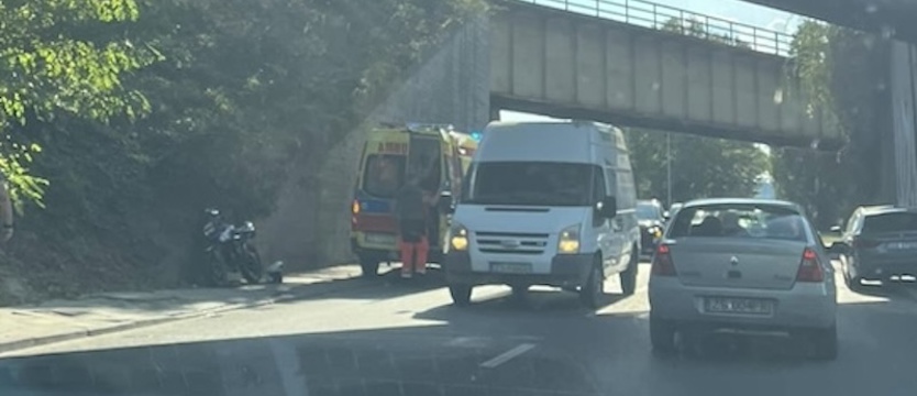 Utrudnienia na ul. Granitowej. Trzy osoby w szpitalu po zderzeniu motoru z samochodem 