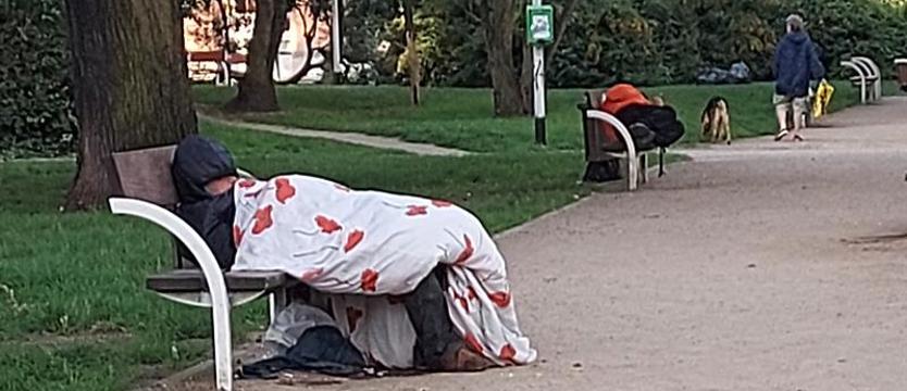 Pomoc – miarą człowieczeństwa. Bezdomny przez tydzień koczował na skwerze w centrum miasta