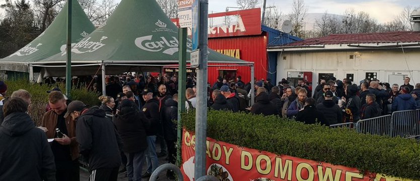 Przed meczem bursztynowy trunek pod chmurką i w eskorcie policji