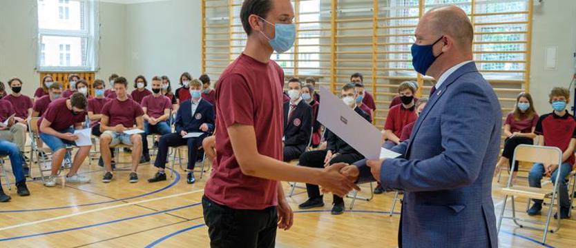Prezydent Krzystek nagrodził uczniów szczecińskich szkół. 230 tys. zł dla najzdolniejszych
