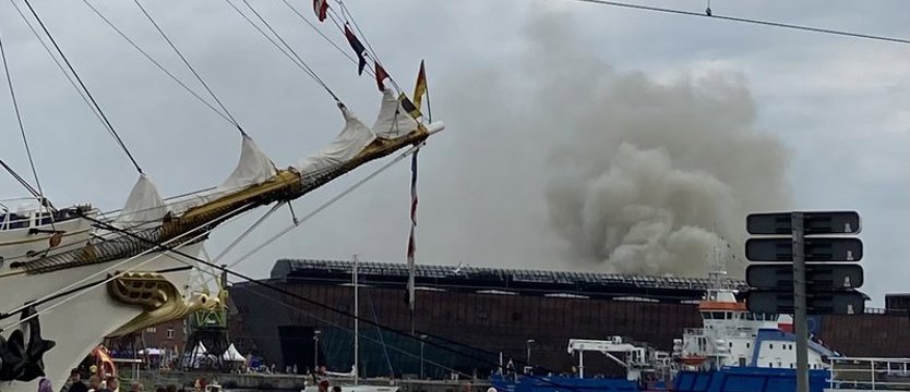 Kłęby dymu nad szczecińskim portem