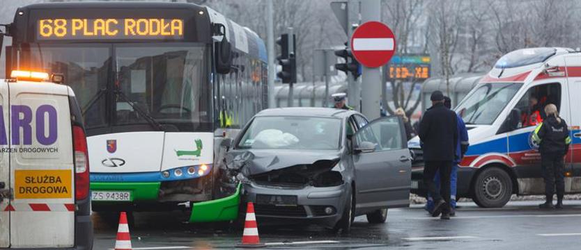 Wypadek na pl. Rodła. Jedna osoba poszkodowana