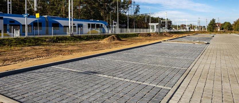 Nowa ulica z parkingami prawie gotowa