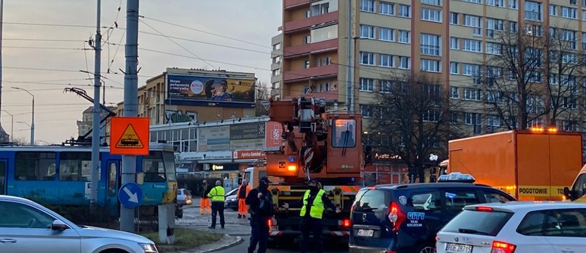 Na pl. Rodła wykoleił się tramwaj