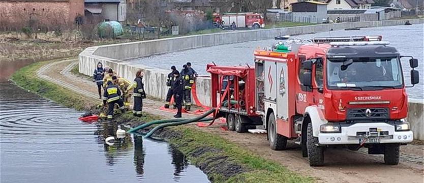Rzeki w regionie pod obserwacją i kontrolą. Strażacy wypompowują wodę