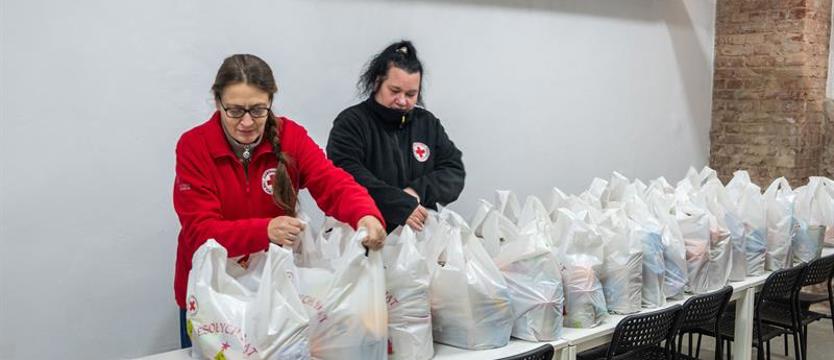 „Czerwonokrzyska Gwiazdka”. Sto paczek na święta dla potrzebujących