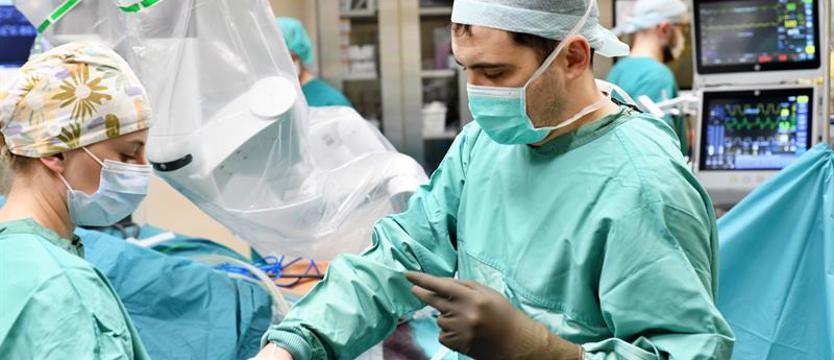 Szczecińscy chirurdzy wykonali po raz pierwszy w Polsce robotowe wszczepienia implantów cewki moczowej