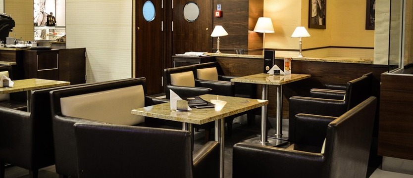 Rzecznik MZ: nieuzasadnione jest otwieranie restauracji, hoteli i klubów fitness