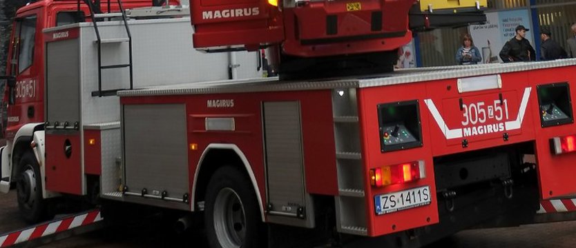 Na kościele w centrum Białogardu przechyliła się iglica. Strażacy w akcji