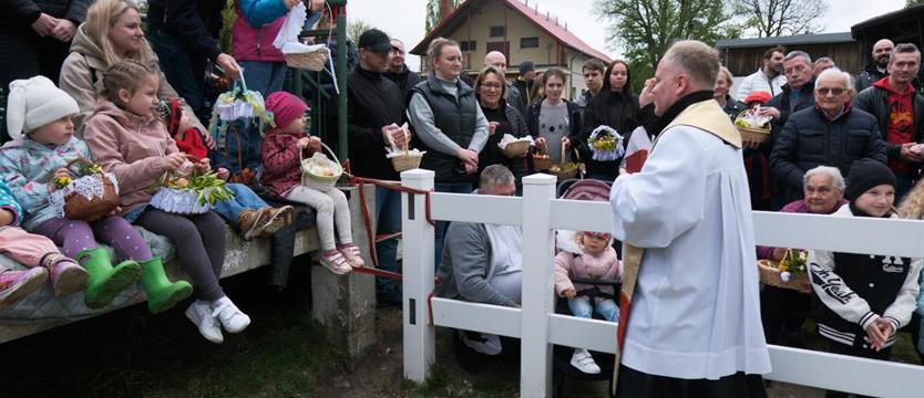 Święcenie pokarmów w stajni na Osowie