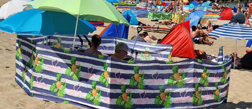 Wojna na parawany. Radny chce zakończyć plażowe praktyki