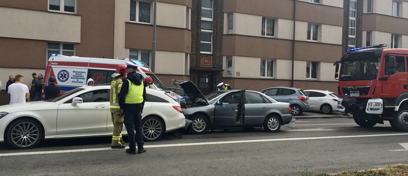 Kolizja na ul. Mickiewicza w Szczecinie. Zderzenie kilku aut