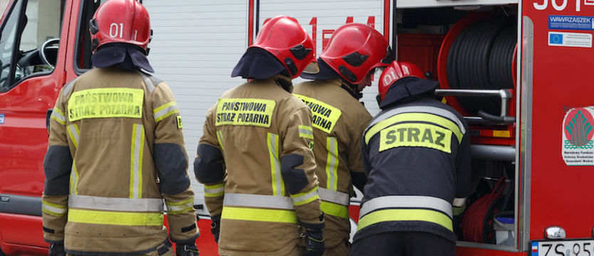 Na S3 auto wjechało w barierę, samochód strażaków uszkodzony