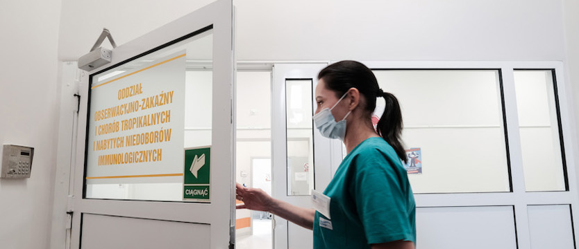 W piątek prawie 900 przypadków koronawirusa w regionie. Zmarło 12 osób