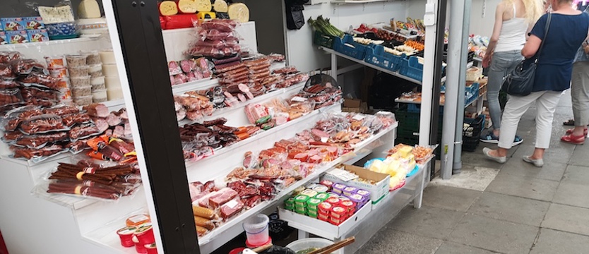 Pływające masło na targowisku w Osinowie Dolnym