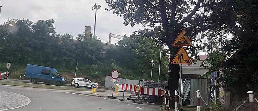 Znów jeden otworzą, drugi zamkną