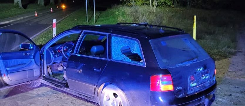 Konar na jezdni poważnie uszkodził samochód