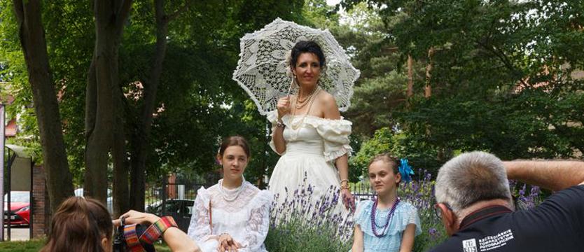 Retro piknik na Różance: piękne stroje i sesje foto