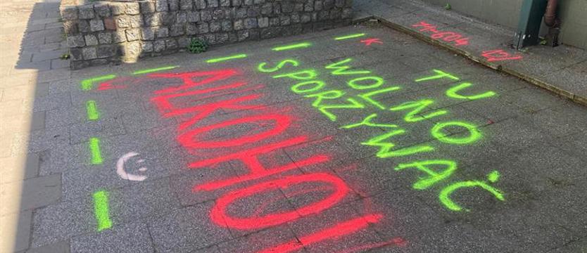 Zniszczył, zdewastował, nic nie wniósł. "Tu wolno sporzywać alkohol"