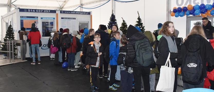 Na lodowisko przychodzą całe rodziny