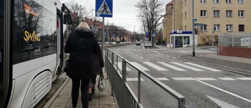 Piesi i bezpieczeństwo na Pogodnie